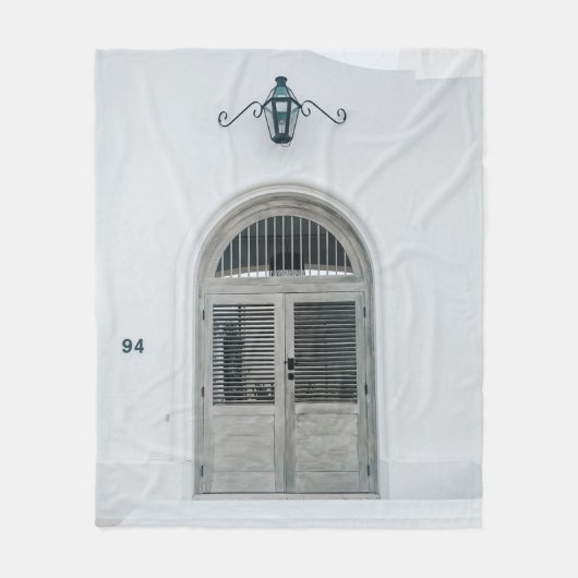 黒い光源の下の閉じた灰色の木の扉 フリースブランケット (正面)