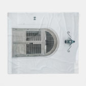 黒い光源の下の閉じた灰色の木の扉 フリースブランケット (正面(横))