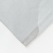 黒い光源の下の閉じた灰色の木の扉 フリースブランケット (角)