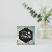 黒い六角形 – 雨が窓に付いている スクエア名刺 (スタンド正面)