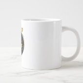 黒い円を描いたゴールデントンボ ジャンボコーヒーマグカップ (右)