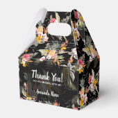 黒い切妻屋根にピンクと白の花 フェイバーボックス (正面サイド)