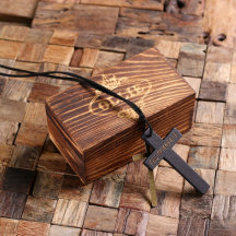 黒い十字ネックレスの彫り込みギフトボックス