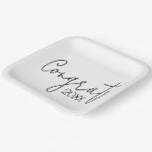 黒い卒業おめでとうオンホワイト ペーパープレート (傾斜あり)