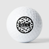 黒い卒業キャップが宙に舞い上がる白 ゴルフボール (正面)