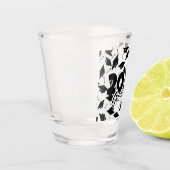 黒い卒業キャップが宙に舞い上がる白 ショットグラス (左)