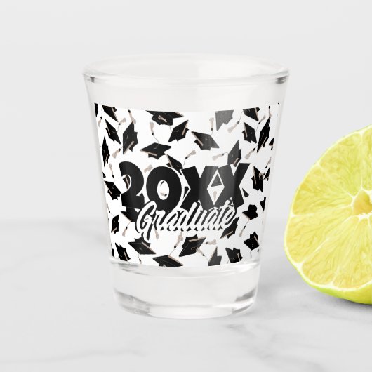 黒い卒業キャップが宙に舞い上がる白 ショットグラス (正面)