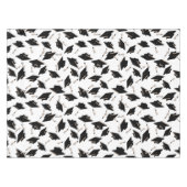 黒い卒業キャップが宙に舞い上がる白 テーブルクロス (正面(横))