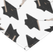 黒い卒業キャップが宙に舞い上がる白 テーブルクロス (アングル)