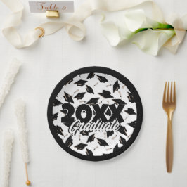 黒い卒業キャップが宙に舞い上がる白 ペーパープレート