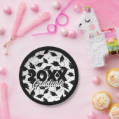 黒い卒業キャップが宙に舞い上がる白 ペーパープレート (パーティー)