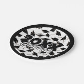 黒い卒業キャップが宙に舞い上がる白 ペーパープレート (アングル)