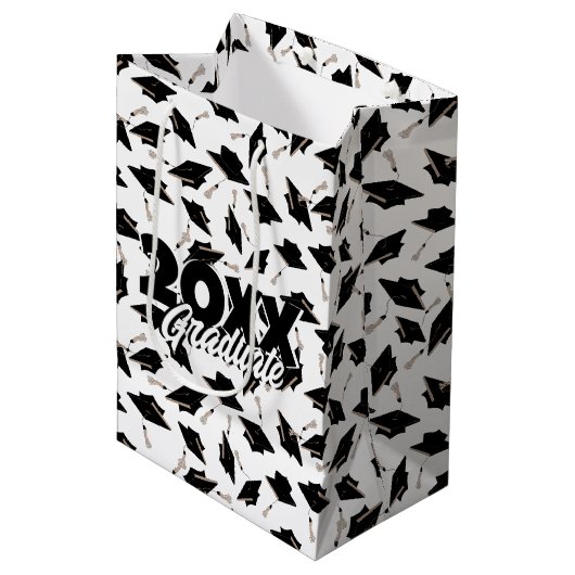 黒い卒業キャップが宙に舞い上がる白 ミディアムペーパーバッグ (正面アングル)