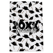 黒い卒業キャップが宙に舞い上がる白 ミディアムペーパーバッグ (正面)