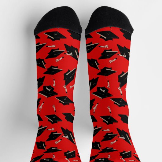 黒い卒業キャップが赤の上で空中に投げ ソックス (上部)