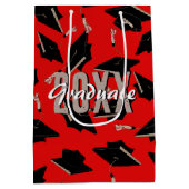 黒い卒業キャップが赤の上で空中に投げ ミディアムペーパーバッグ (裏面)