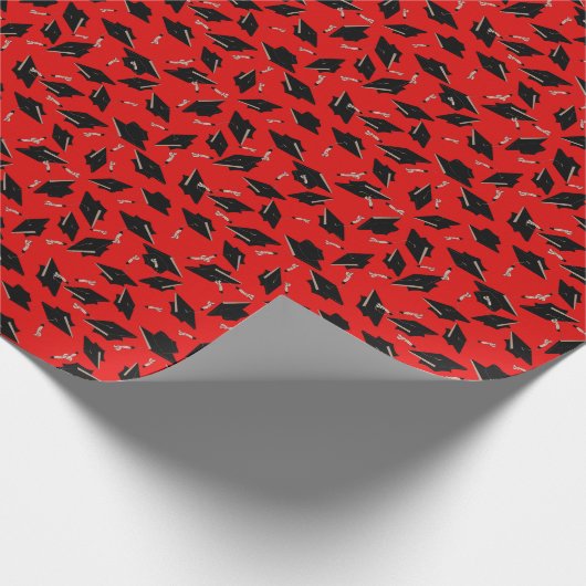 黒い卒業キャップが赤の上で空中に投げ ラッピングペーパー (角)