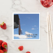 黒い卒業キャップと空の房 スタンダードカクテルナプキン (インサイチュ)