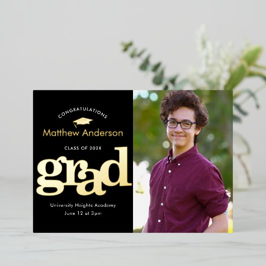 黒い卒業写真モダンタイポグラフィ実在金ゴールド 箔招待状 (立ち正面)