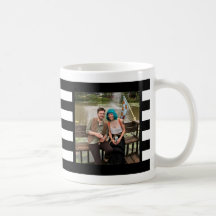 黒い及び白のストライプの（紋章の）フラ・ダ・リの写真