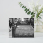 黒い及び白のニューヨークシティウォールストリートの写真 ポストカード (スタンド正面)