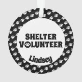 黒い及び白人の避難所のボランティア オーナメント (裏面)