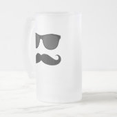 黒い口ひげおよびサングラスのユーモアのギフト フロストグラスビールジョッキ (正面左)