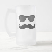 黒い口ひげおよびサングラスのユーモアのギフト フロストグラスビールジョッキ (左)