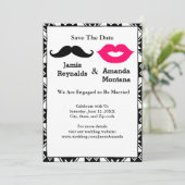 黒い口ひげとピンクの唇のカップルが日付を保存 招待状 (スタンド正面)