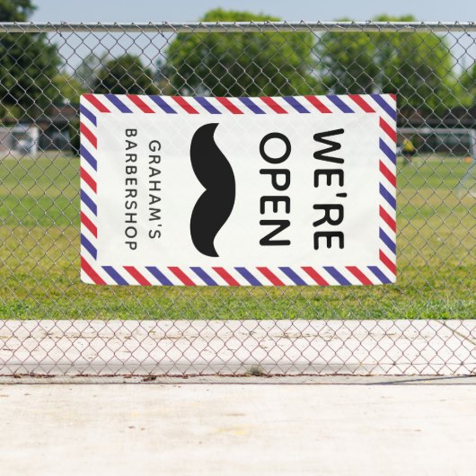 黒い口ひげバーバーバーショッストライププの開いた 横断幕 (インサイチュ)