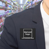 黒い四角形の上のビジネス名とロゴのボタン 缶バッジ