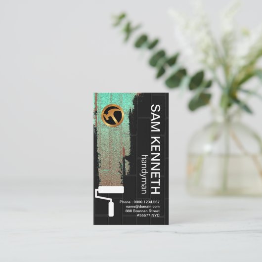 黒い壁のハン絵を描ドマンに緑の蛍光が付いている 名刺 (スタンド正面)