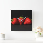 黒い壁掛けのイチゴ3個 スクエア壁時計 (ホーム)