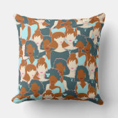 黒い女の子と白い女の子とのシームレスなパターン クッション (正面)