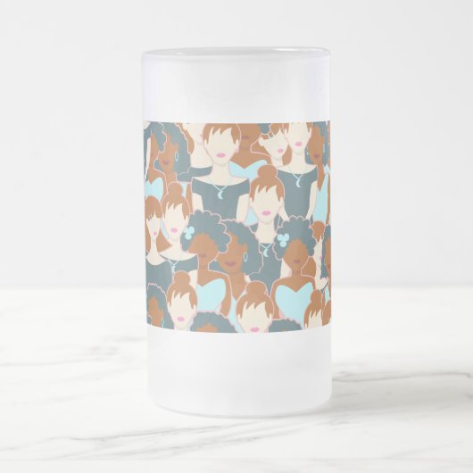 黒い女の子と白い女の子とのシームレスなパターン フロストグラスビールジョッキ (中央)