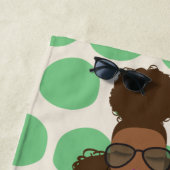 黒い女の子（緑と白） ビーチタオル (インサイチュ)