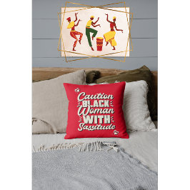 黒い女性に厳しい注意を払う クッション