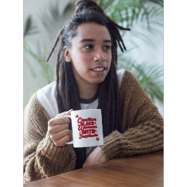 黒い女性に厳しい注意を払う コーヒーマグカップ