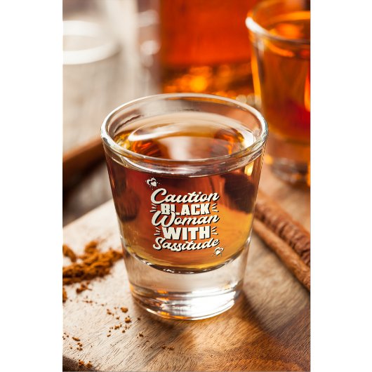 黒い女性に厳しい注意を払う ショットグラス