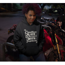 黒い女性に厳しい注意を払う