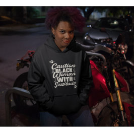 黒い女性に厳しい注意を払う パーカ