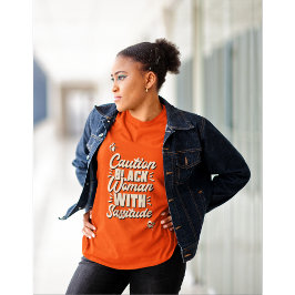 黒い女性に厳しい注意を払う Tシャツ