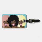 黒い女性の友人，バブルガム，自然の髪，青 ラゲッジタグ (正面横)