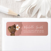 黒い女性、花とピンクの自然の髪のアフロー ラベル (インサイチュ)