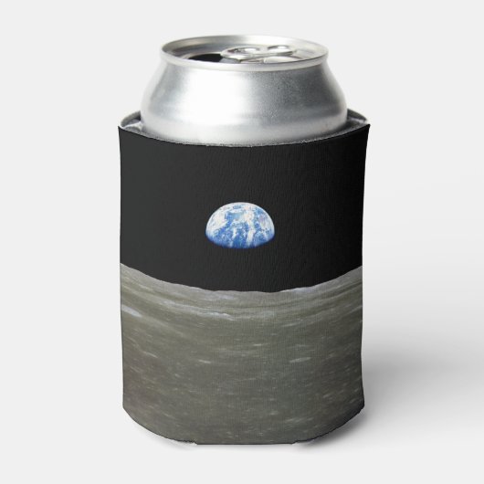 黒い宇宙に浮かぶ月から見た地球: 地球の出 缶クーラー (缶正面)