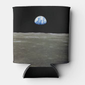 黒い宇宙に浮かぶ月から見た地球: 地球の出 缶クーラー (正面)