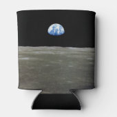 黒い宇宙に浮かぶ月から見た地球: 地球の出 缶クーラー (裏面)