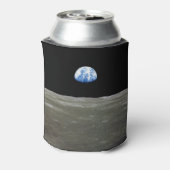 黒い宇宙に浮かぶ月から見た地球: 地球の出 缶クーラー (缶裏面)