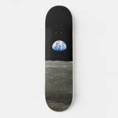 黒い宇宙の月から見た地球：地球の出 スケートボード (正面)