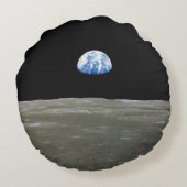 黒い宇宙の月から見た地球：地球の出 ラウンドクッション (裏面)